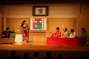 長戸勇人が司会・解説する落語とクイズのコラボイベント「アタック寄席25」レポート