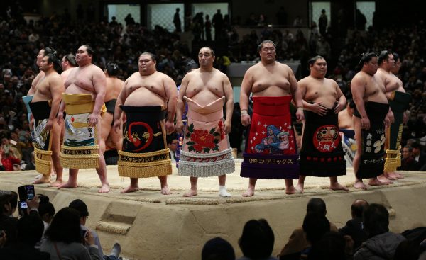 相撲は会議室で取るものじゃない! 土俵で取るものだ! 巡業で大人気のこんな出し物にも注目!