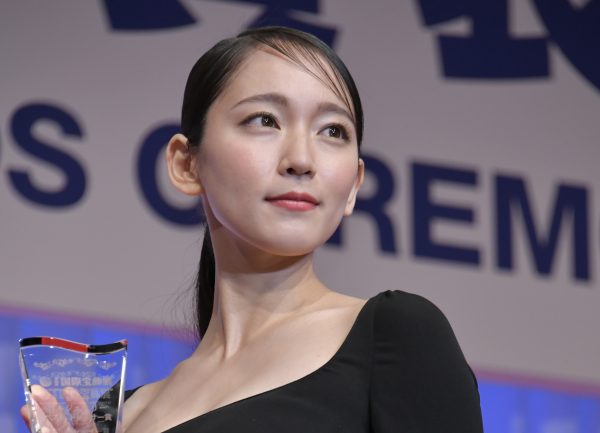 吉岡里帆、デビュー曲で冷や汗ダラダラ…作詞・作曲した紅白出場歌手は?