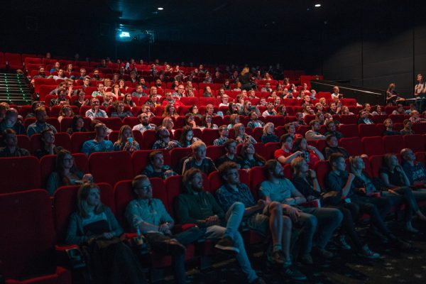 一問一報／映画館