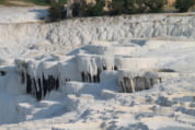 雪原のような温泉地パムッカレ。その白さの正体は？